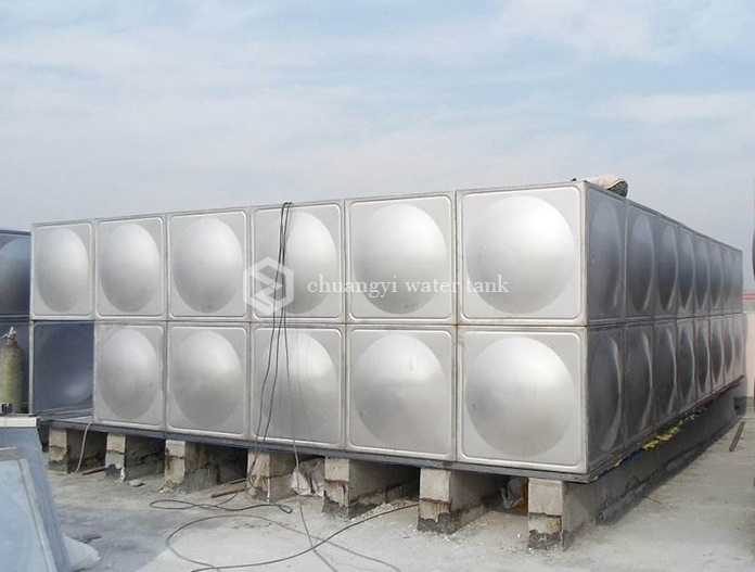 Stainless steel insulated water tank